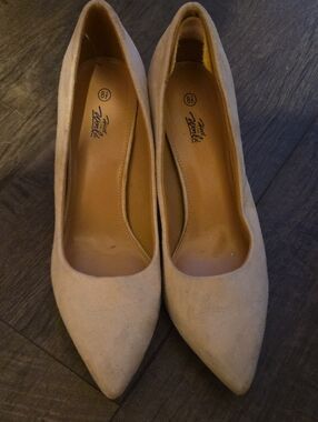 Pointed-Toe Women's Heels in Beige Suede
